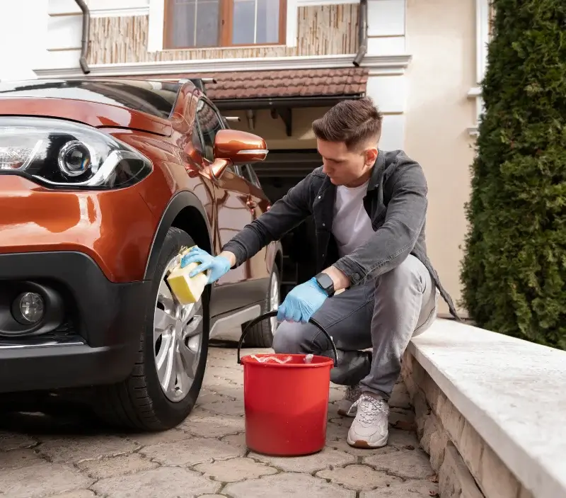 Lavage auto à domicile Saint-Léger-lès-Domart : professionnel intervenant sur un véhicule